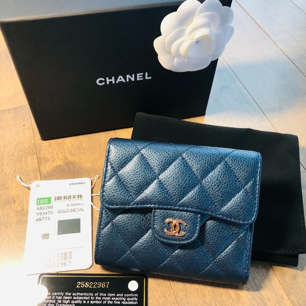 💙CHANEL BNIB Rare! 18S Iridescent Blue Classic Small Wallet💙